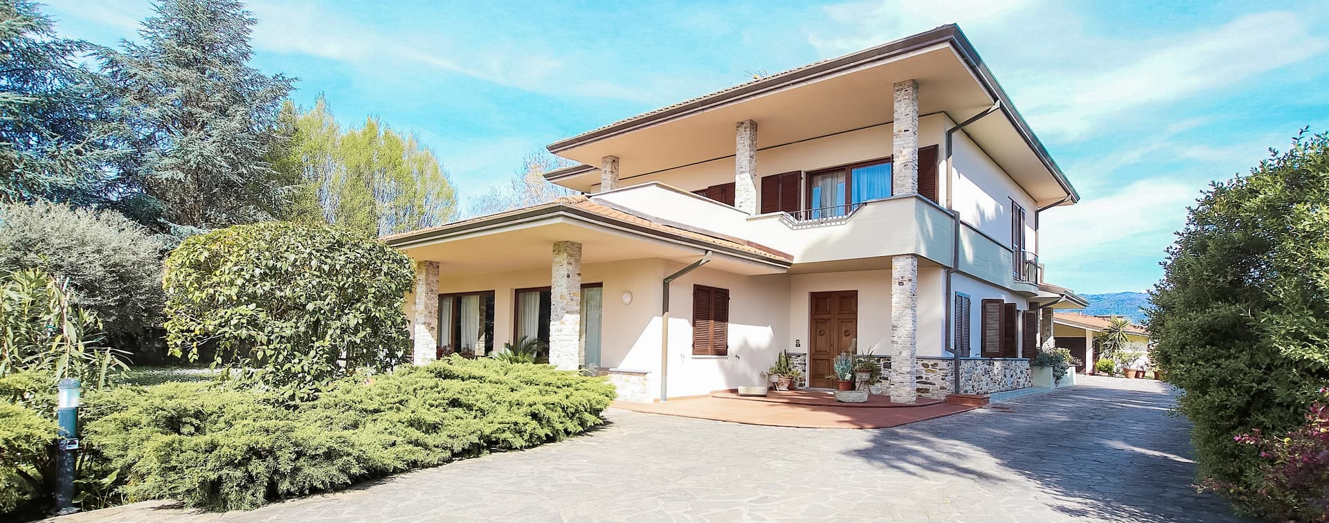 Elegant Villa in Lucca, Tuscany with Ample Garden