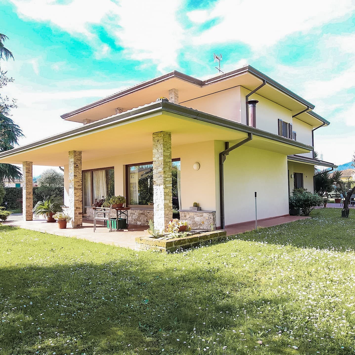 Villa elegante a Lucca con ampio giardino privato