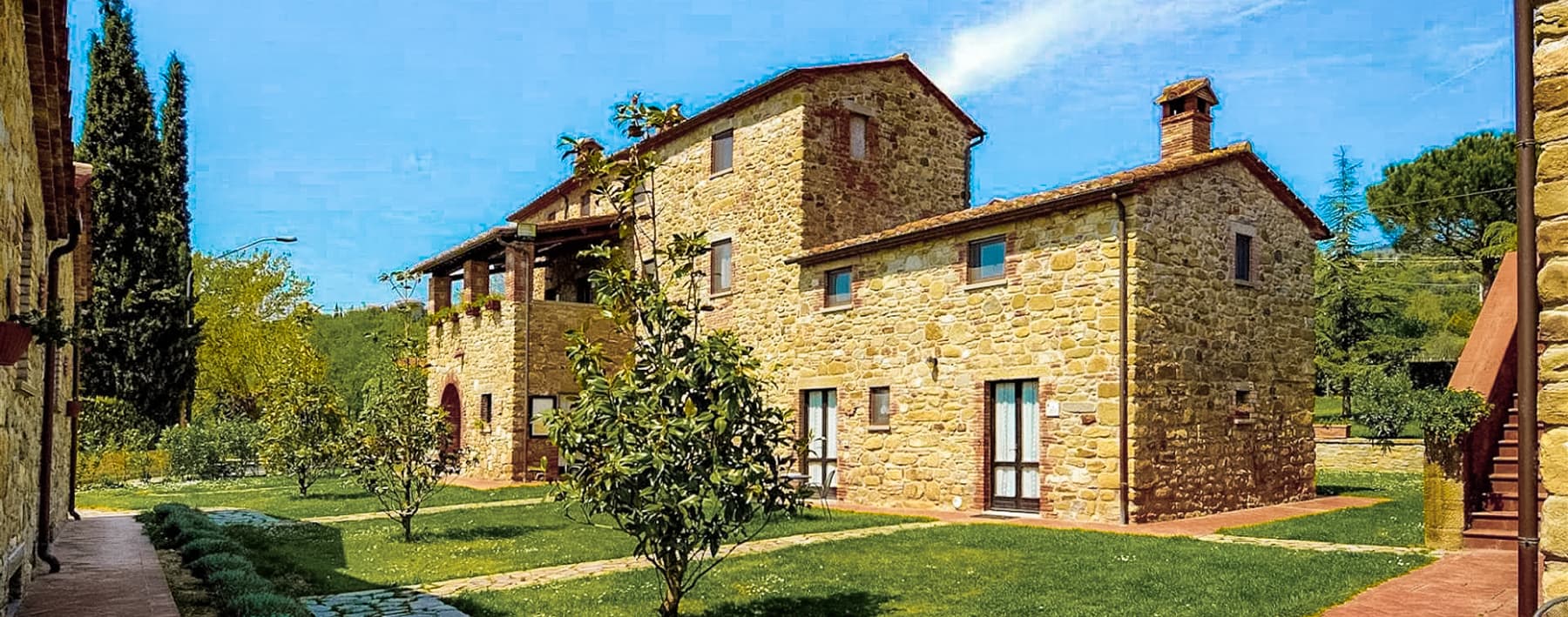Agriturismo a Tuoro sul Trasimeno con piscine e giardino
