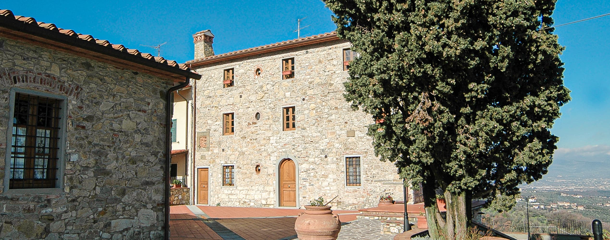 Casale toscano panoramico con piscina a Quarrata