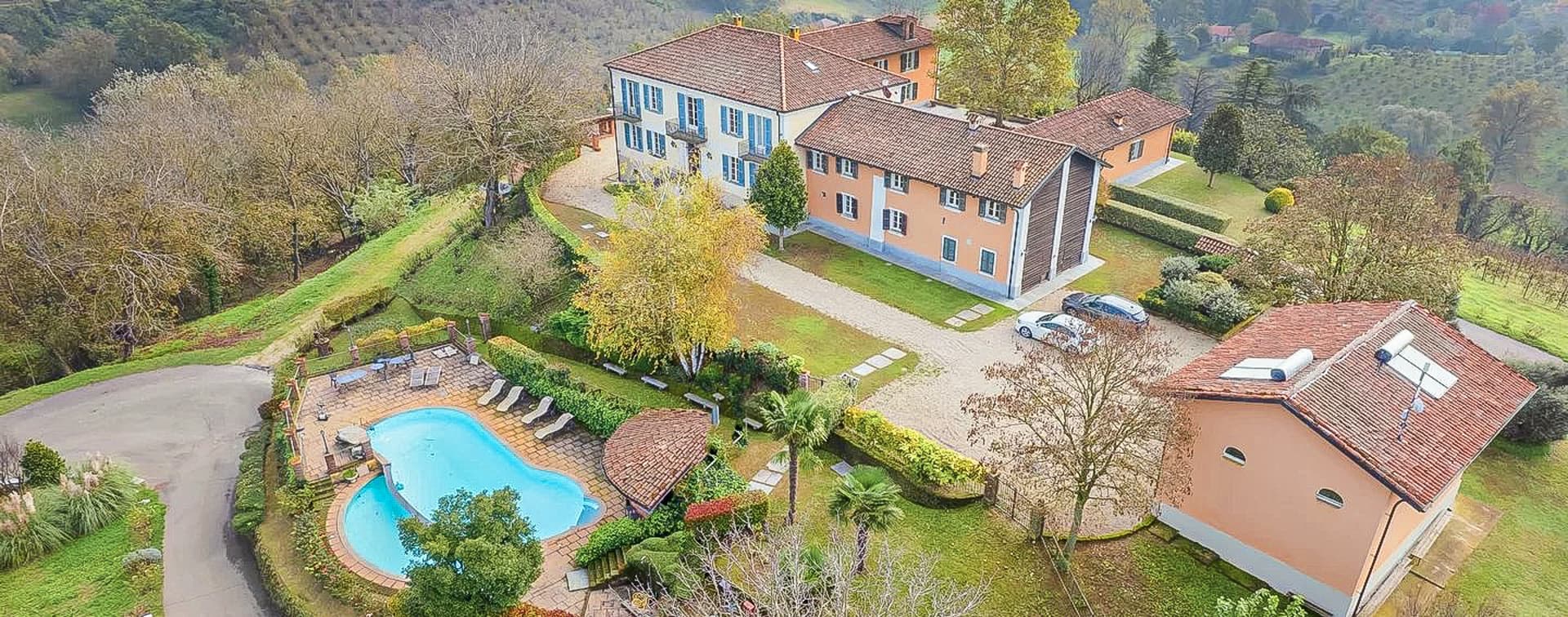 Stunning Villa Overlooking Vineyards in Piedmont