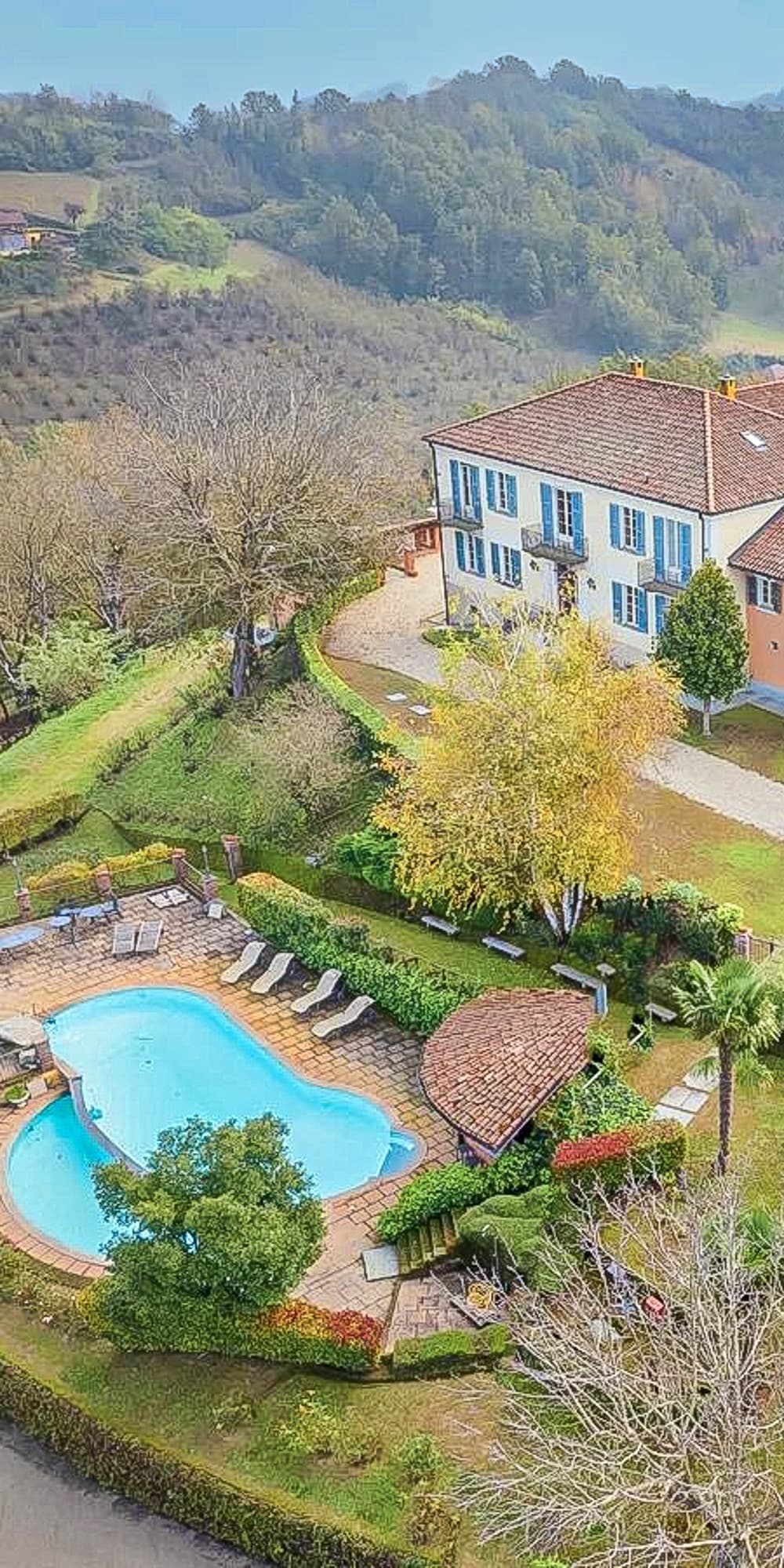 Stunning Villa Overlooking Vineyards in Piedmont