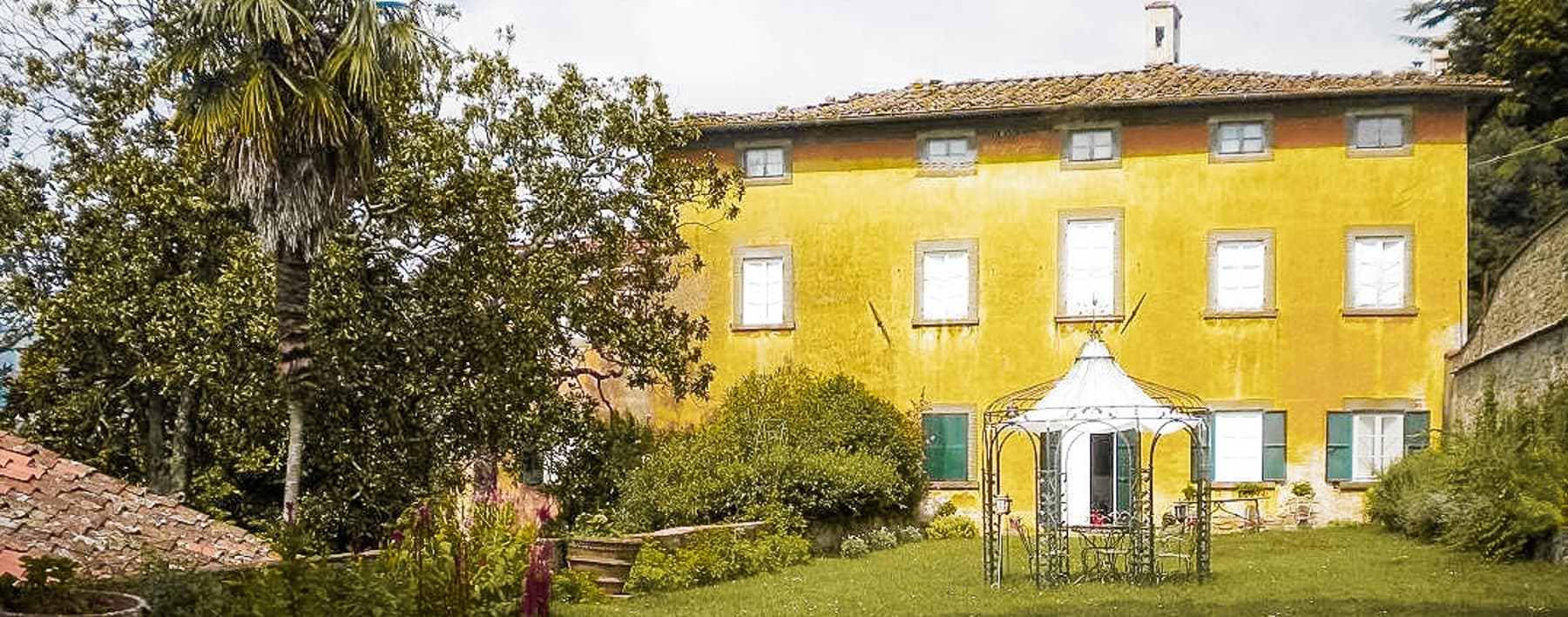 Casale in Vendita a Capannori con Vista su Toscana