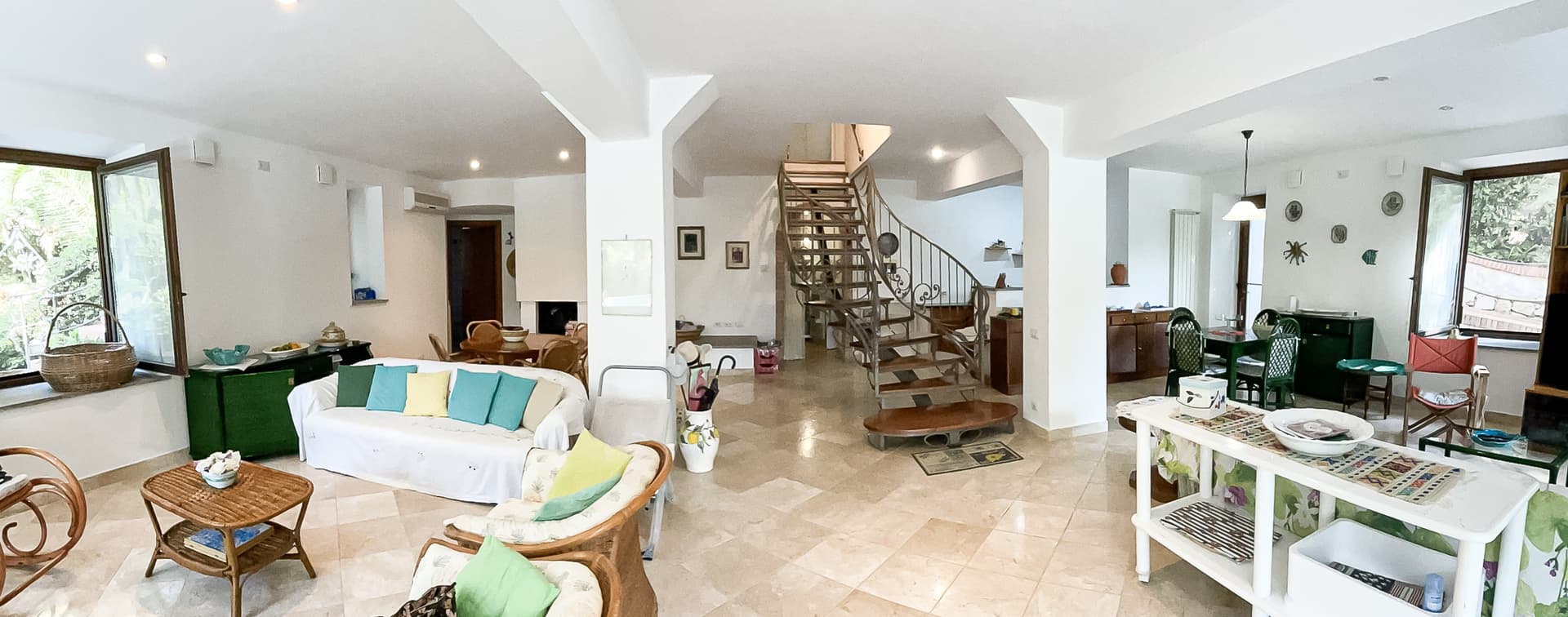 Villa di Prestigio sul Lago di Sabaudia con Piscina