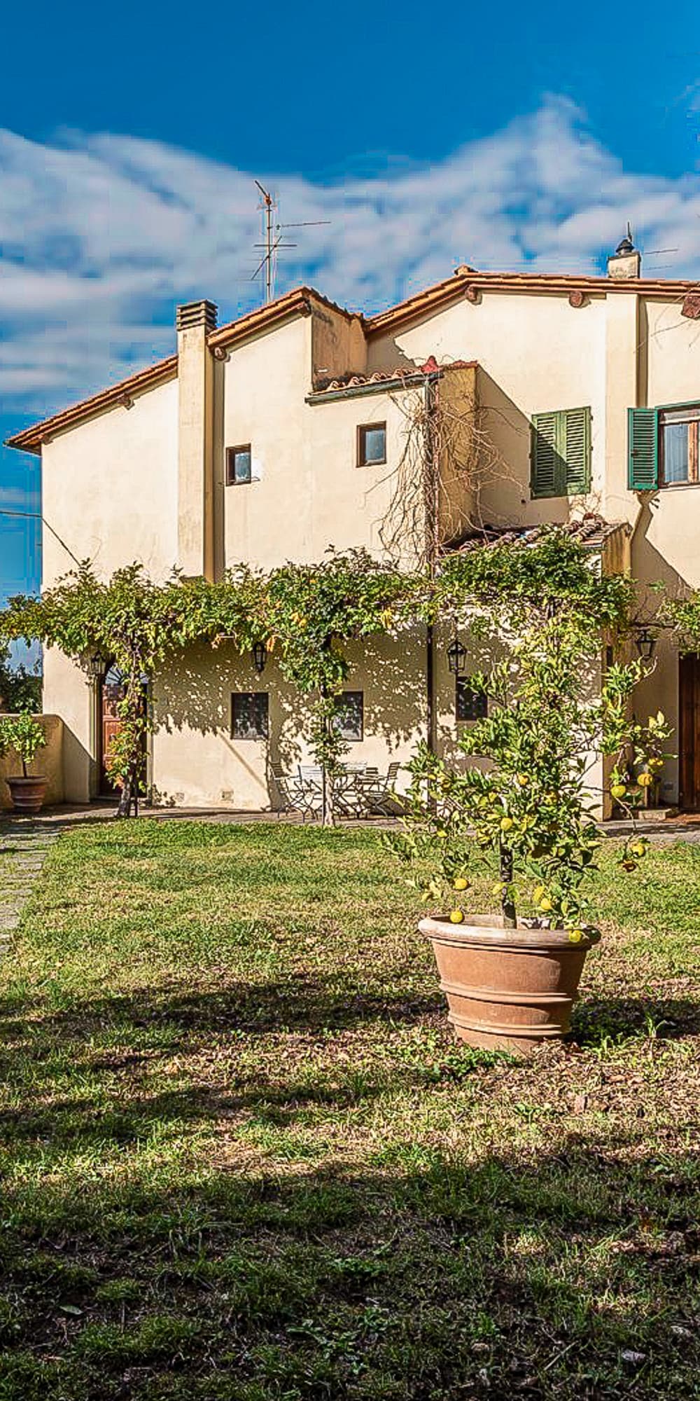 Historic Villa with 14th-Century Frescoes in Florence