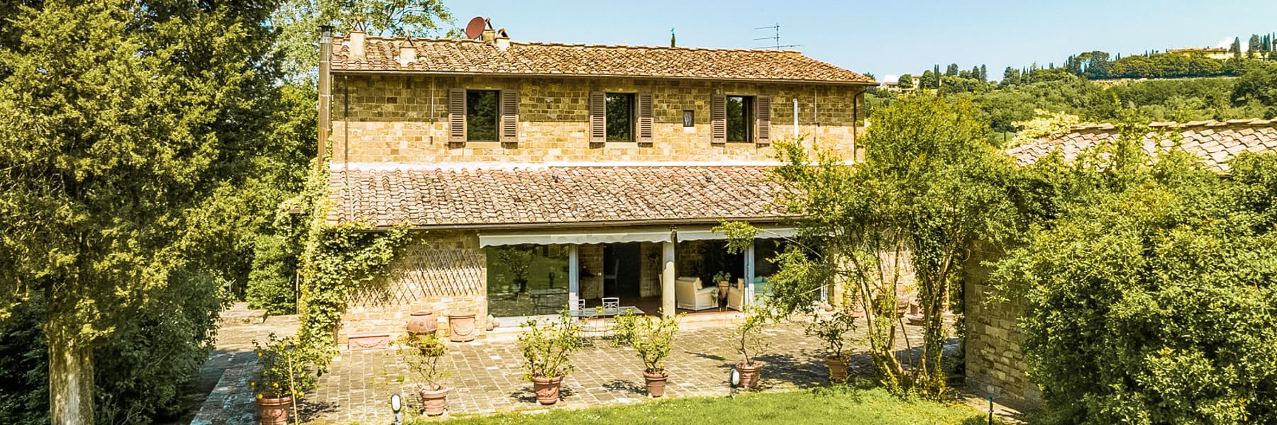 Casale in pietra sulle colline di Firenze, Toscana