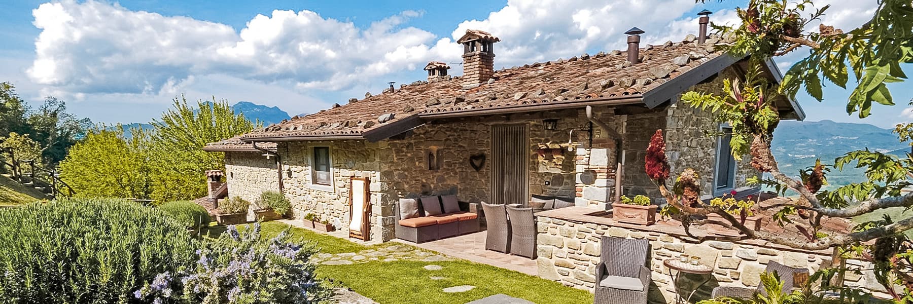 Casale panoramico a Pieve Fosciana, cuore della Toscana
