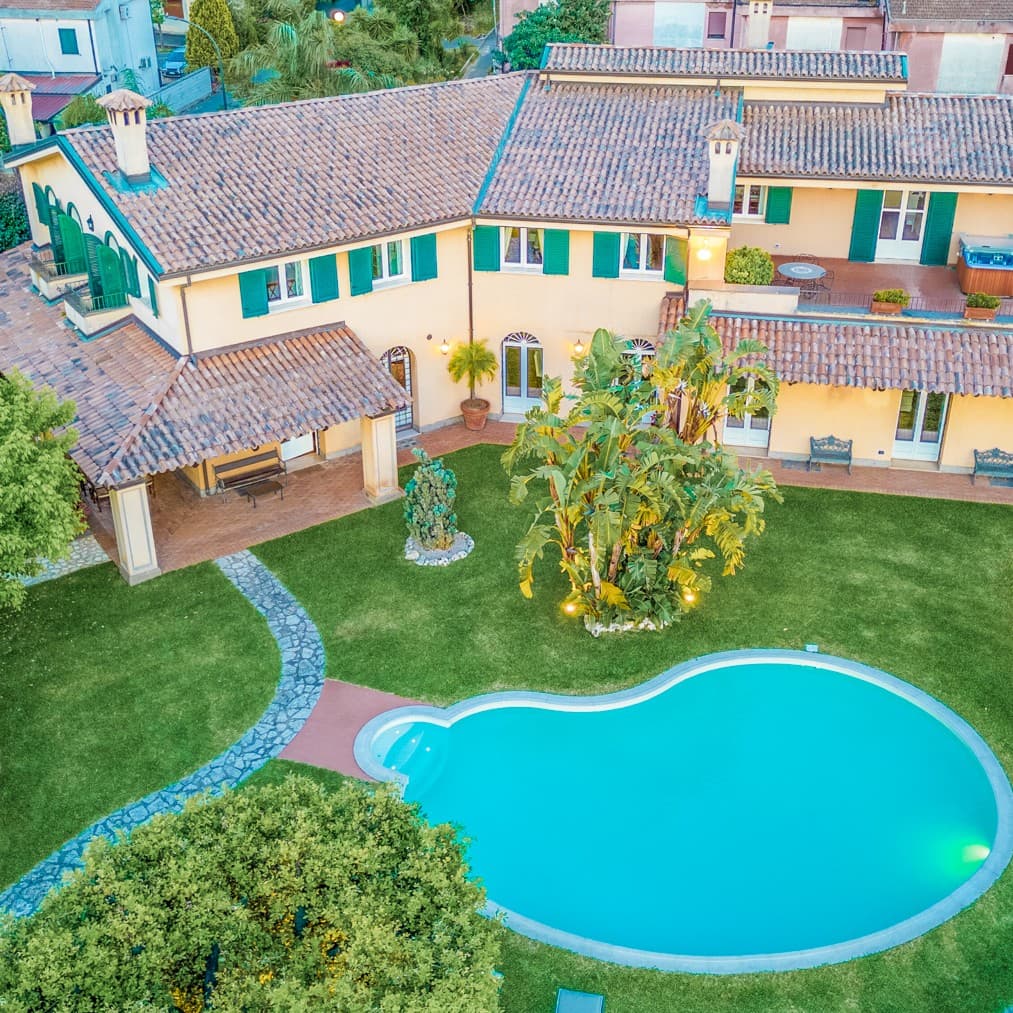 Villa con piscina e giardino mediterraneo a Polistena