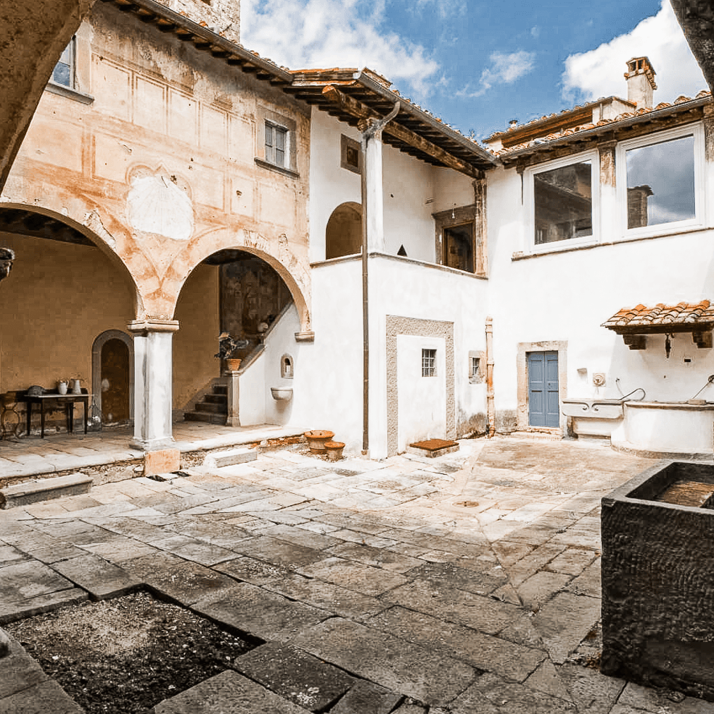 Casale storico in Toscana: sviluppo unico a Reggello