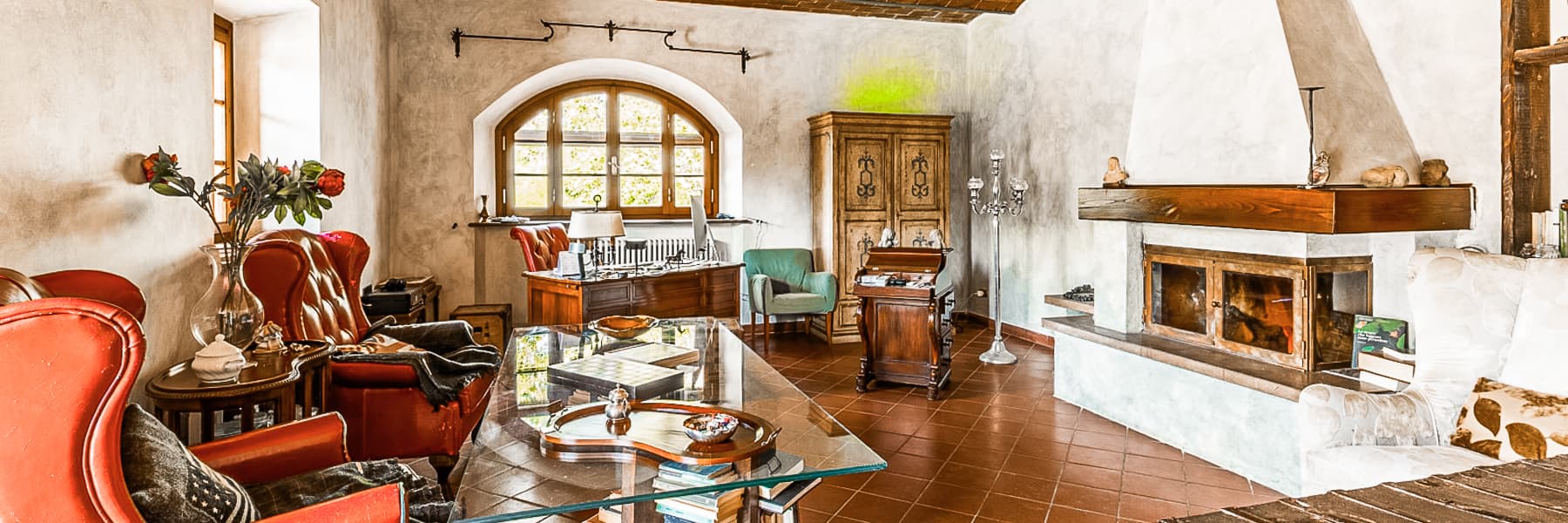 Casale con piscina e giardino nella campagna di Volterra