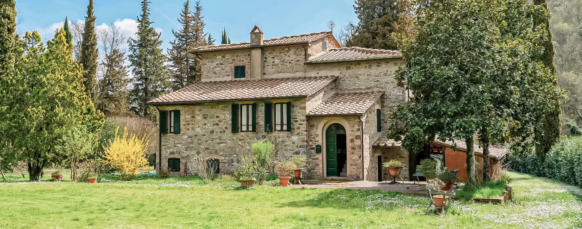Rustic Colonica with Vineyard in Chianti, Tuscany