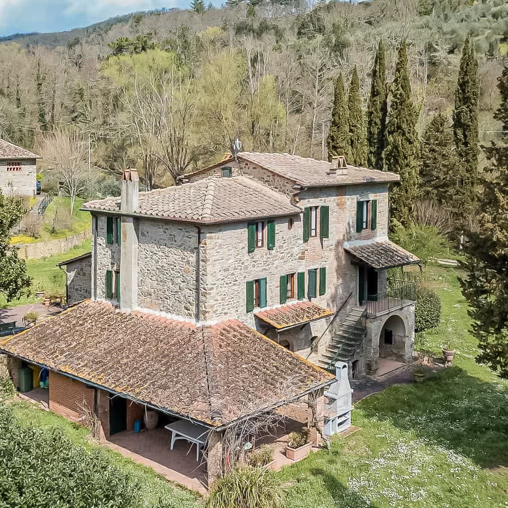 Rustic Colonica with Vineyard in Chianti, Tuscany
