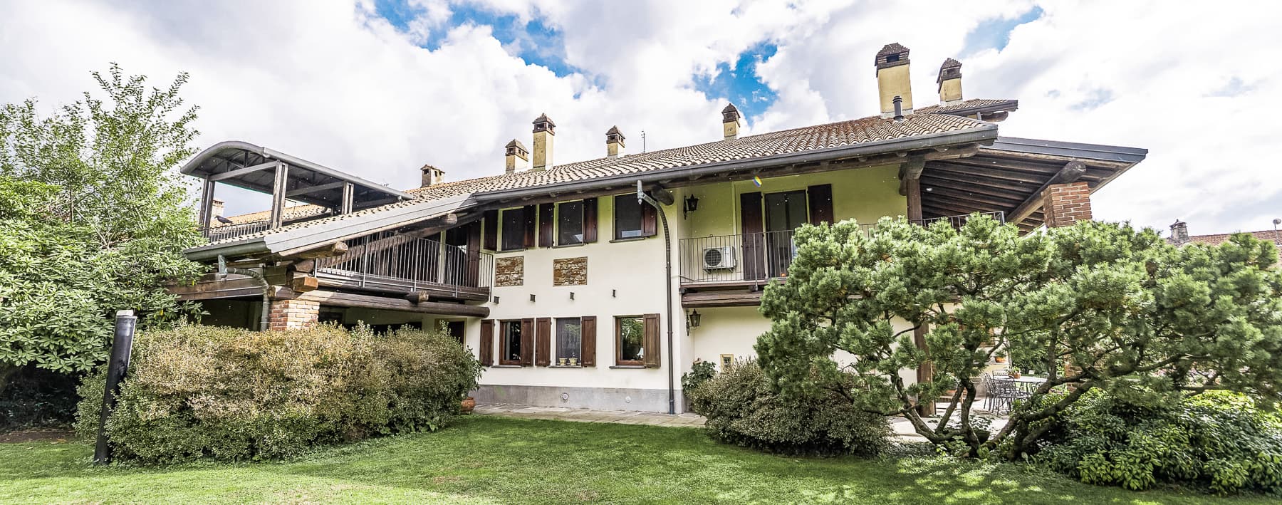 Casale ristrutturato con giardino nel verde di Oleggio