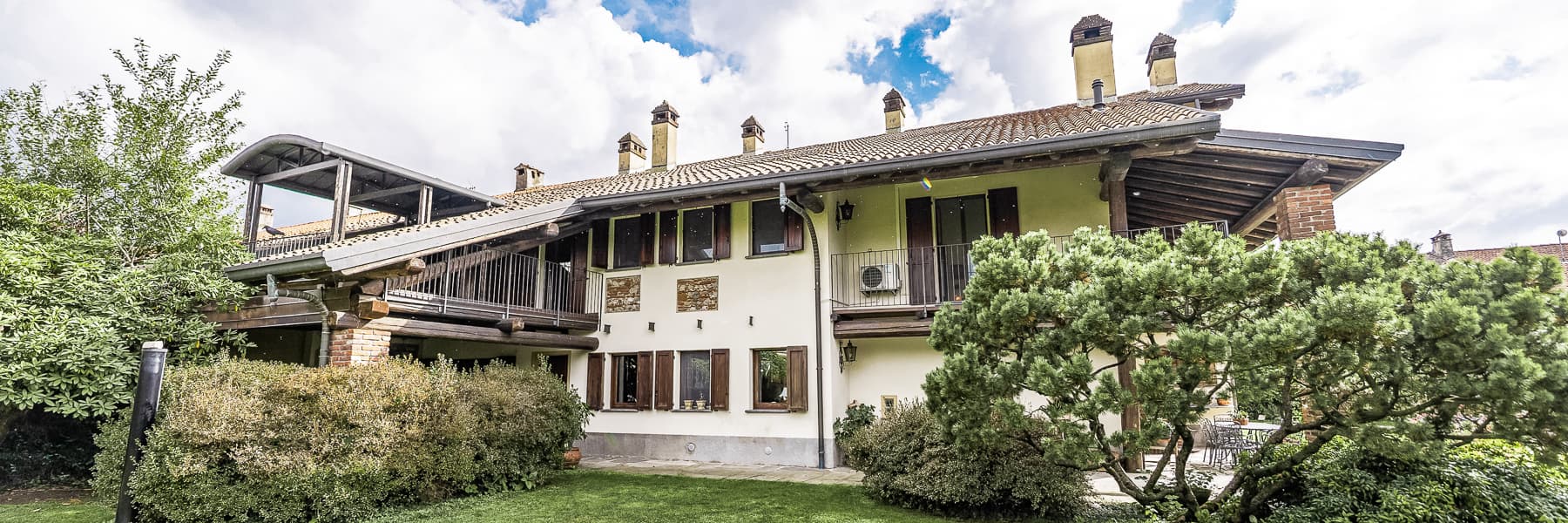 Casale ristrutturato con giardino nel verde di Oleggio