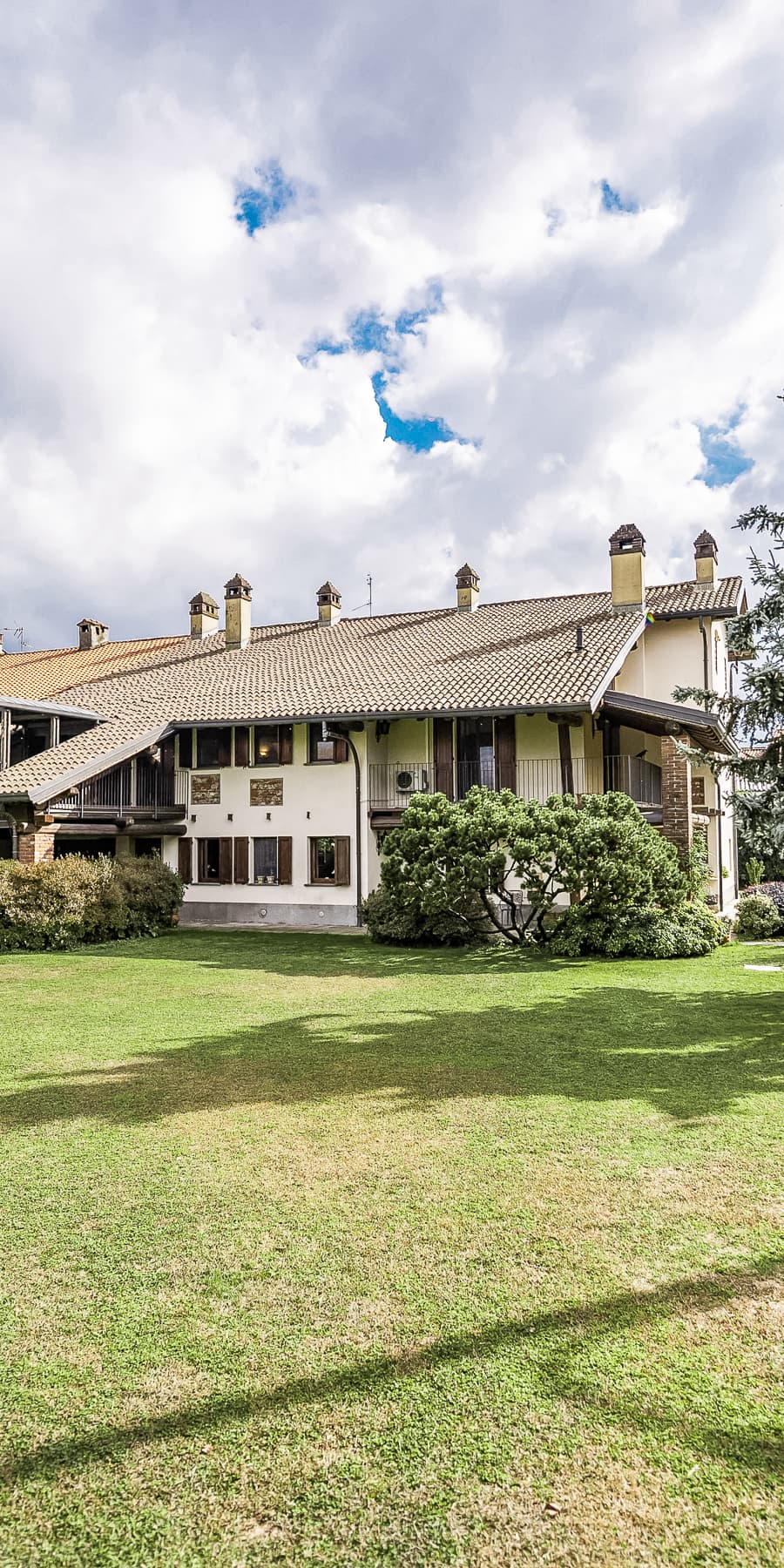 Casale ristrutturato con giardino nel verde di Oleggio
