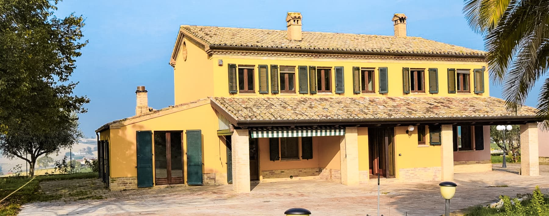 Villa con Piscina e Vista Panoramica a Recanati