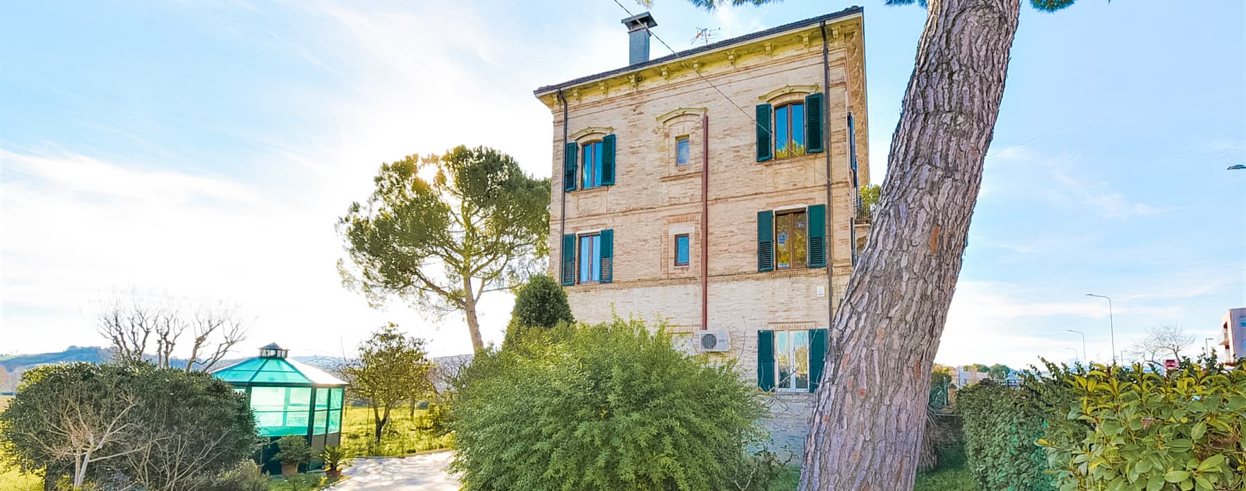 Edificio storico a Magliano di Tenna tra mare e monti