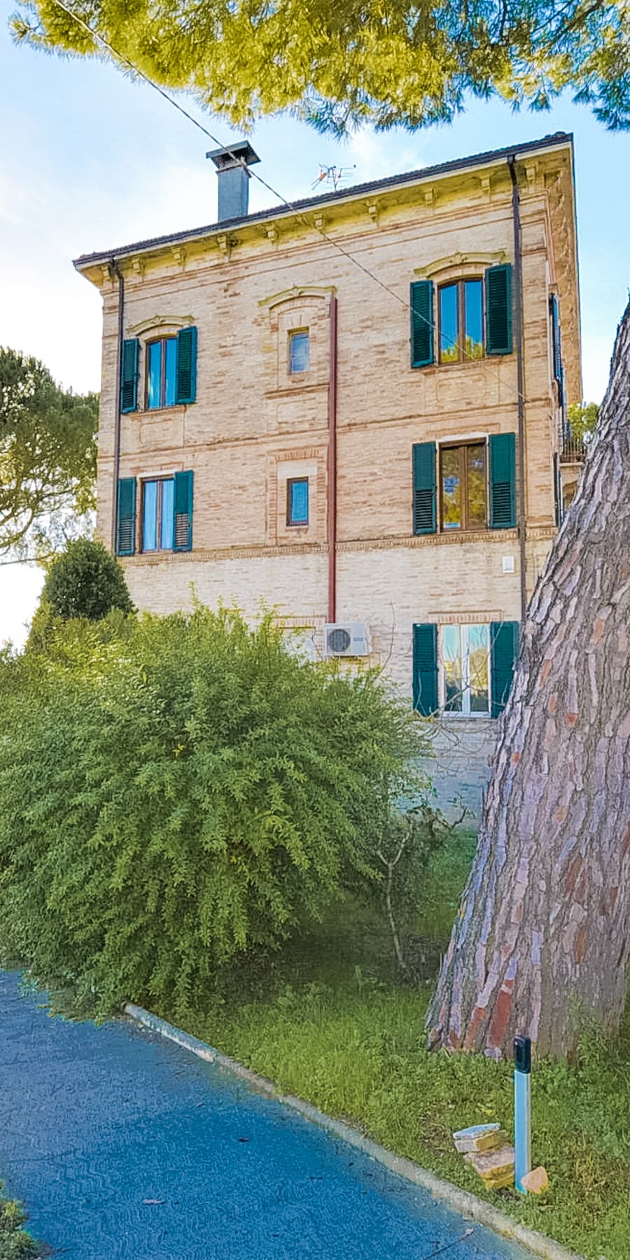 Edificio storico a Magliano di Tenna tra mare e monti