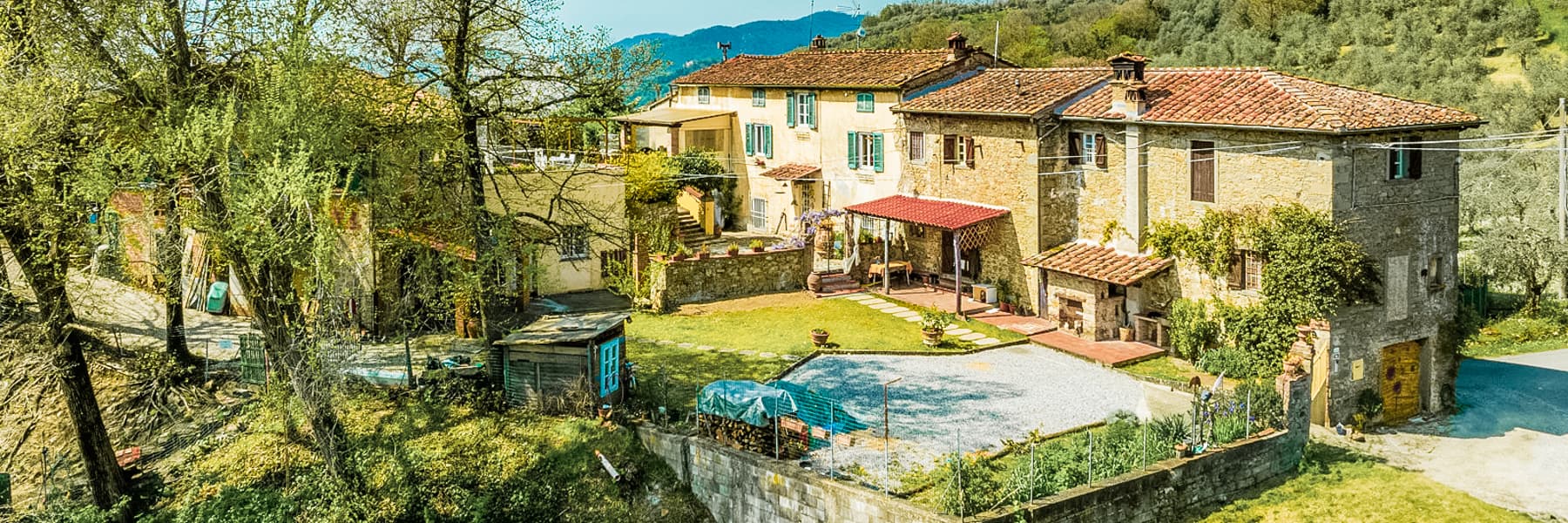 Casale panoramico in pietra sulle colline di Lucca