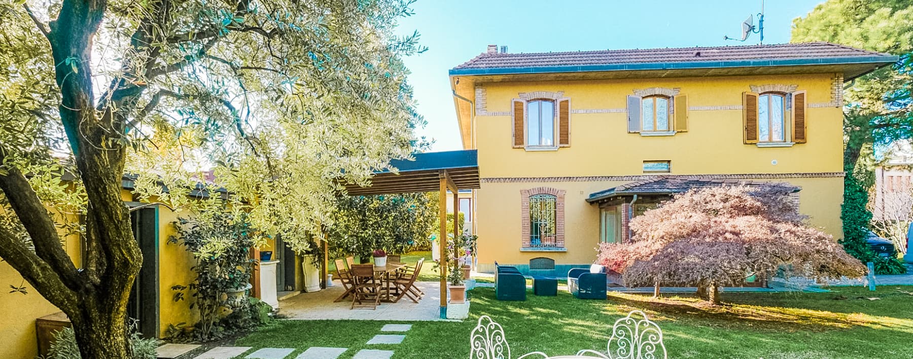 Villa Liberty ristrutturata con giardino a Bergamo