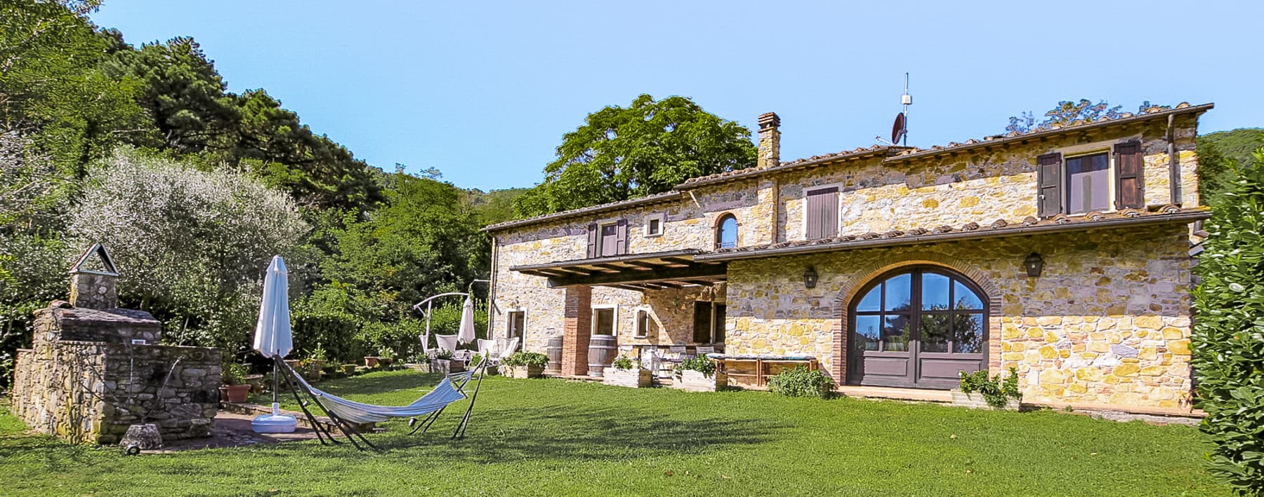 Casale in pietra con piscina e giardino a Buti, Toscana