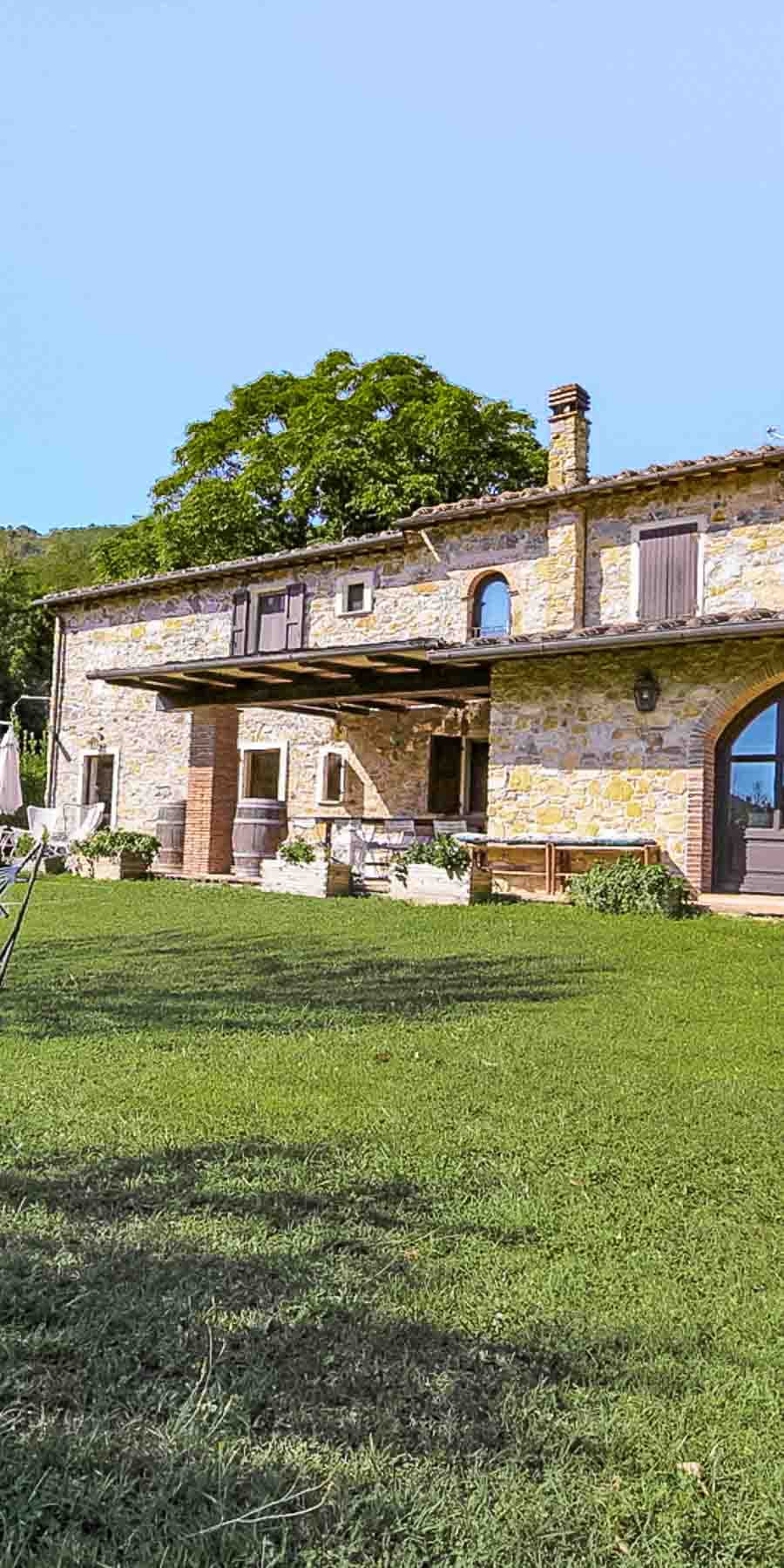 Casale in pietra con piscina e giardino a Buti, Toscana