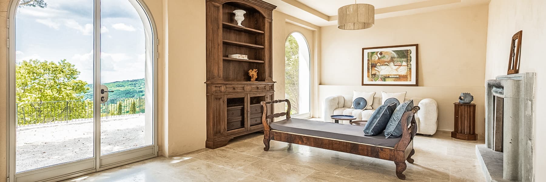Magnificent Villa Overlooking Lake Trasimeno, Umbria
