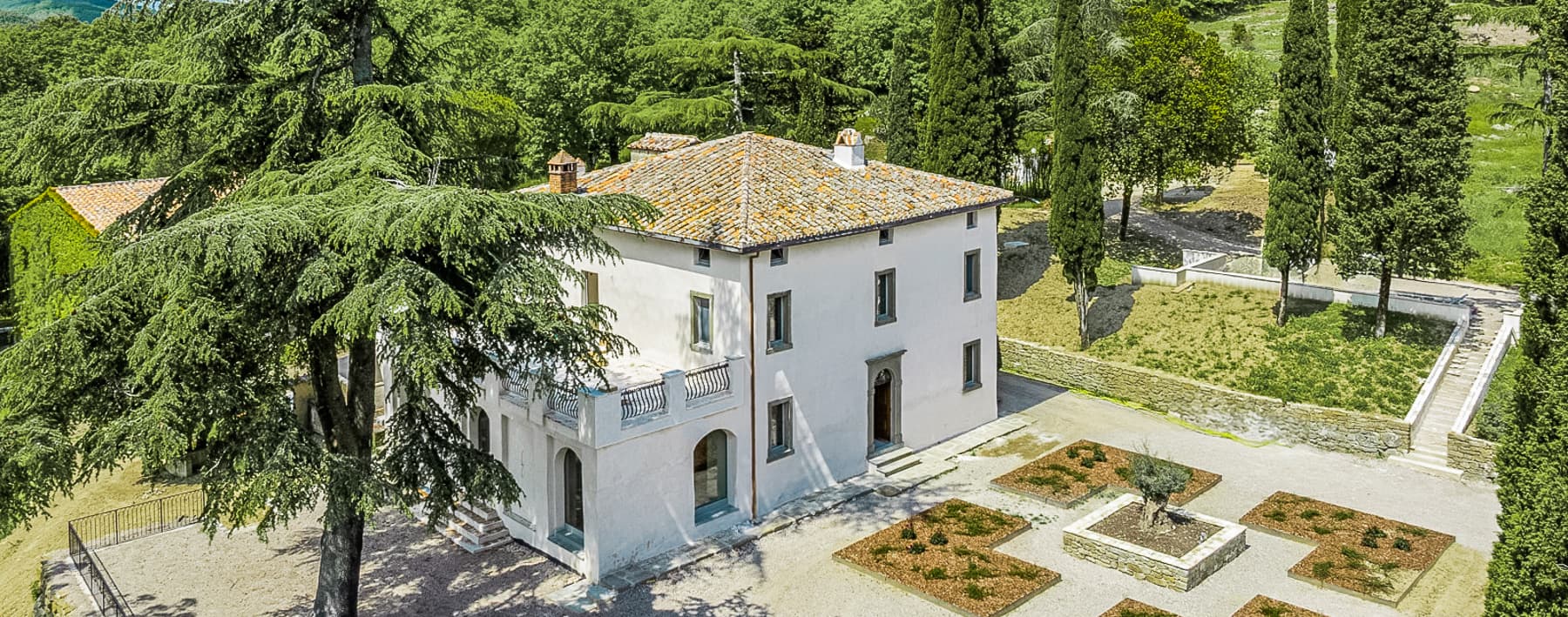 Magnificent Villa Overlooking Lake Trasimeno, Umbria