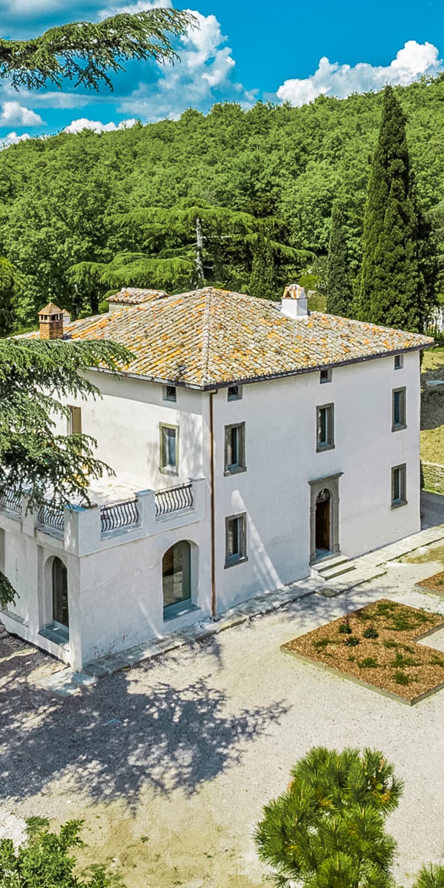 Magnificent Villa Overlooking Lake Trasimeno, Umbria