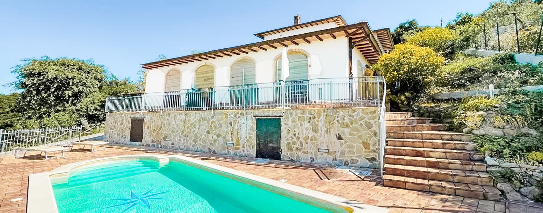 Modern Villa Overlooking Lake Trasimeno, Umbria