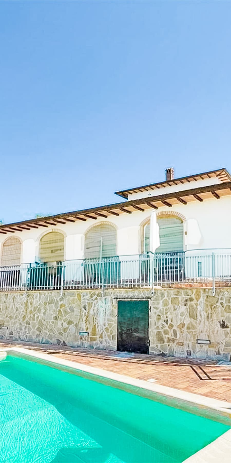 Modern Villa Overlooking Lake Trasimeno, Umbria