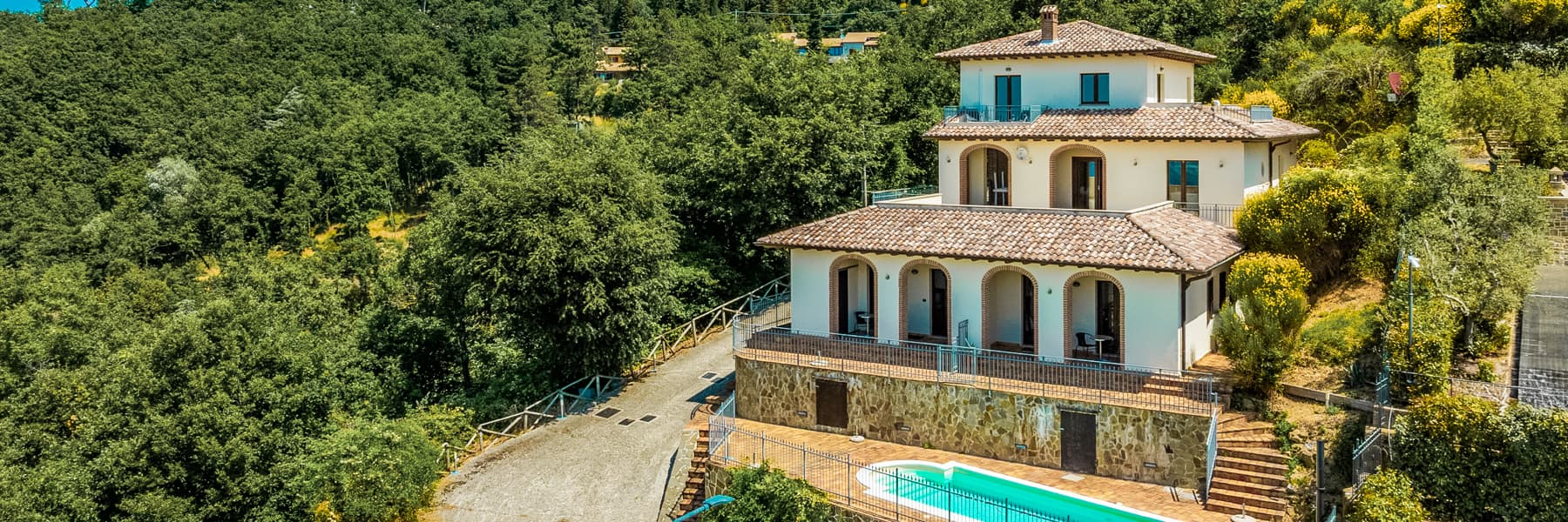 Modern Villa Overlooking Lake Trasimeno, Umbria