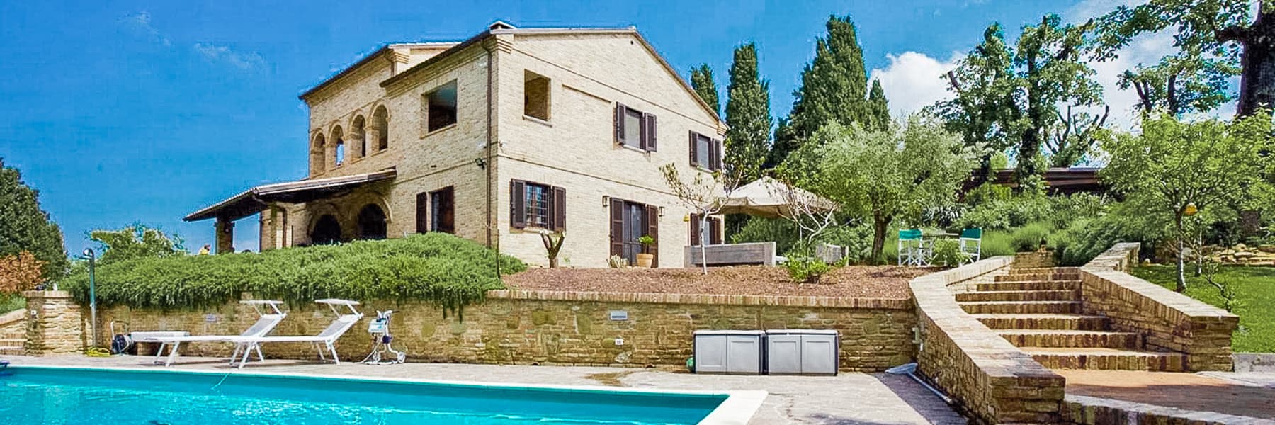 Casale con piscina a Terre Roveresche, Marche