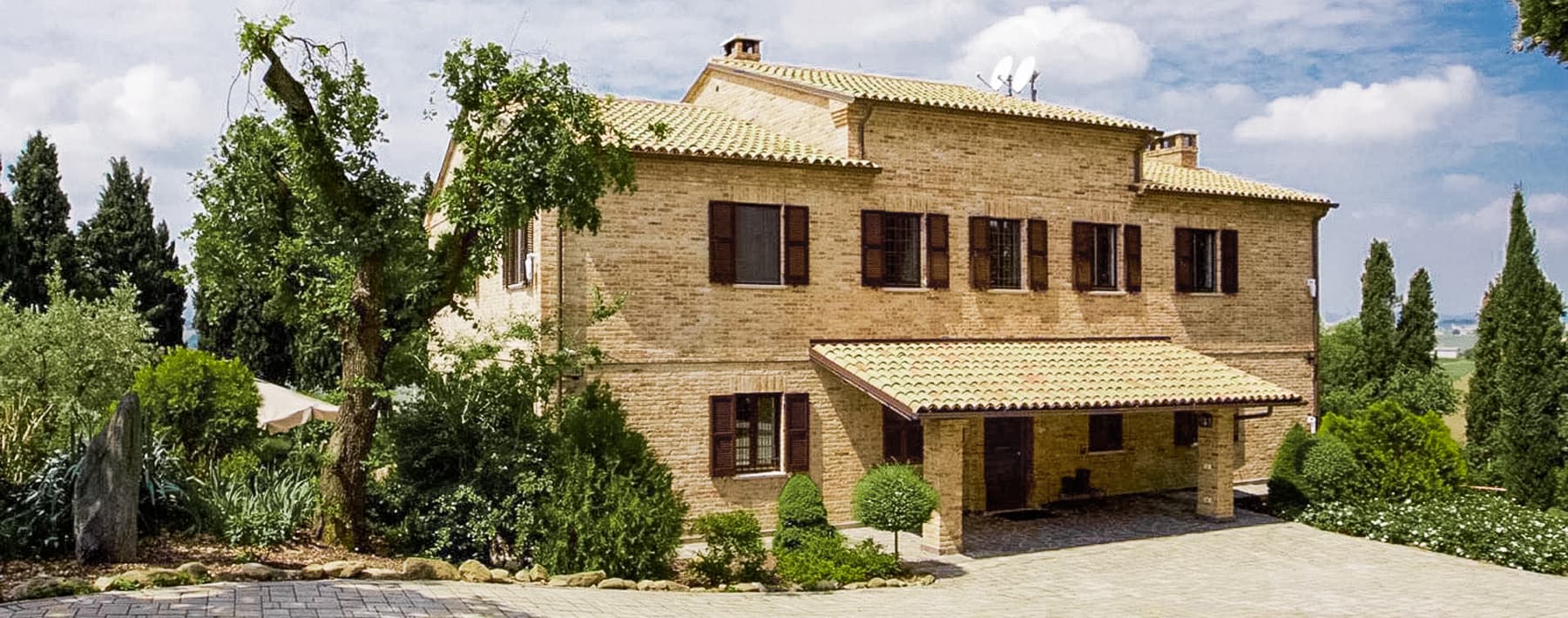 Casale con piscina a Terre Roveresche, Marche