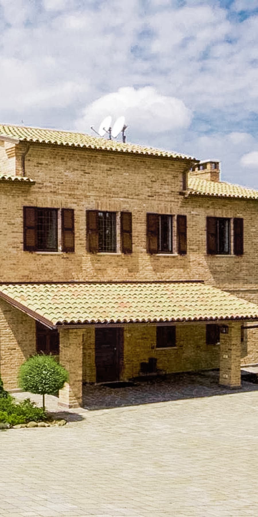 Casale con piscina a Terre Roveresche, Marche