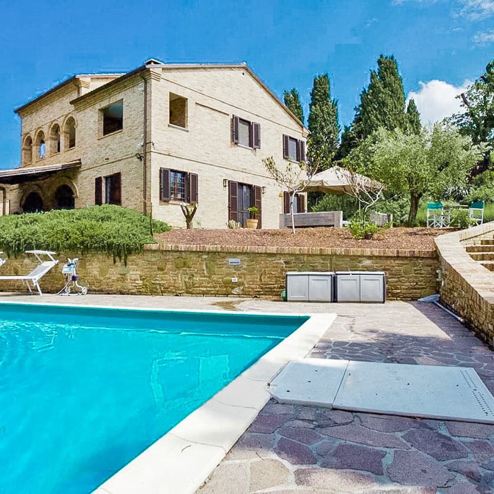 Casale con piscina a Terre Roveresche, Marche