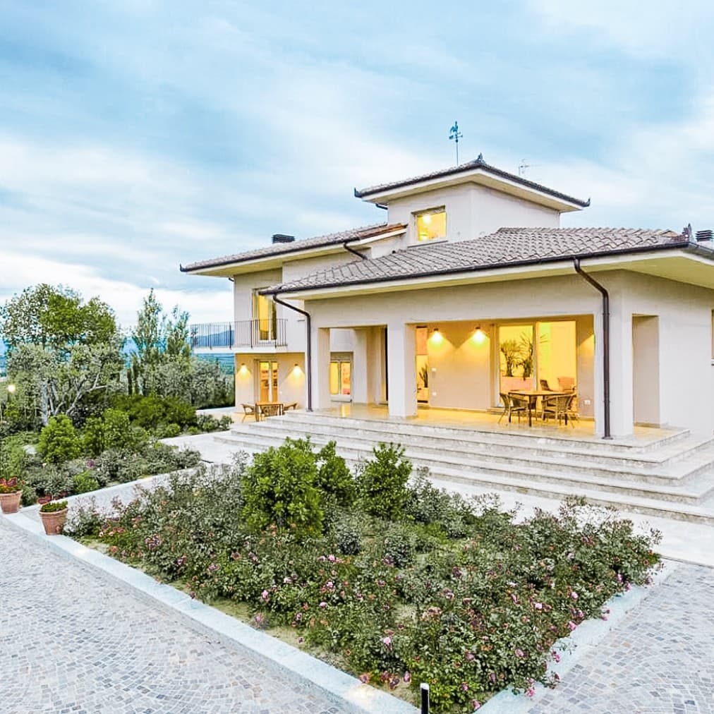 Luxury Villa with Infinity Pool in Tuscany's Foiano