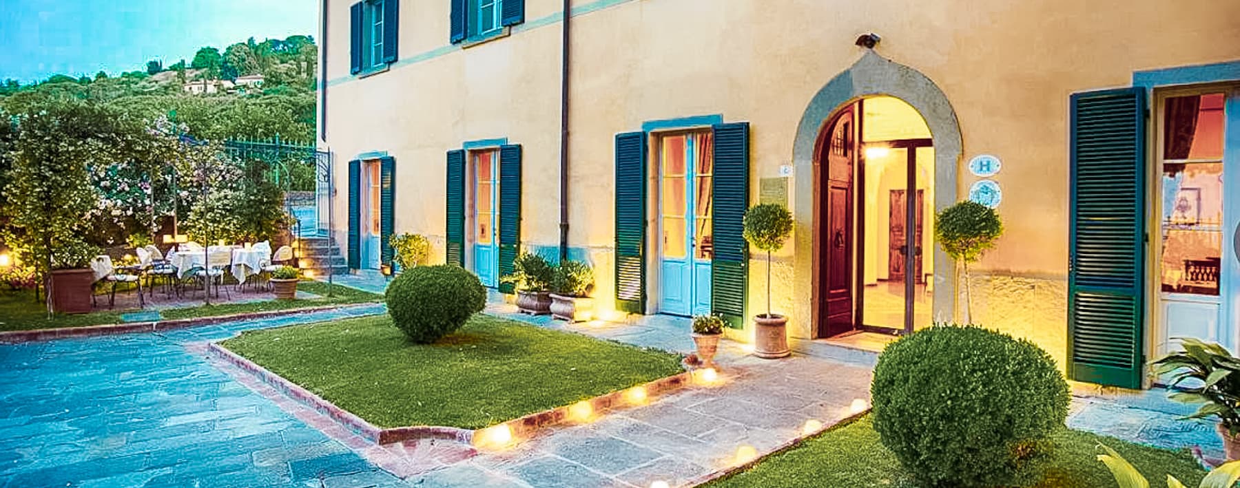Palazzo storico a Cortona con vista sulle colline toscane