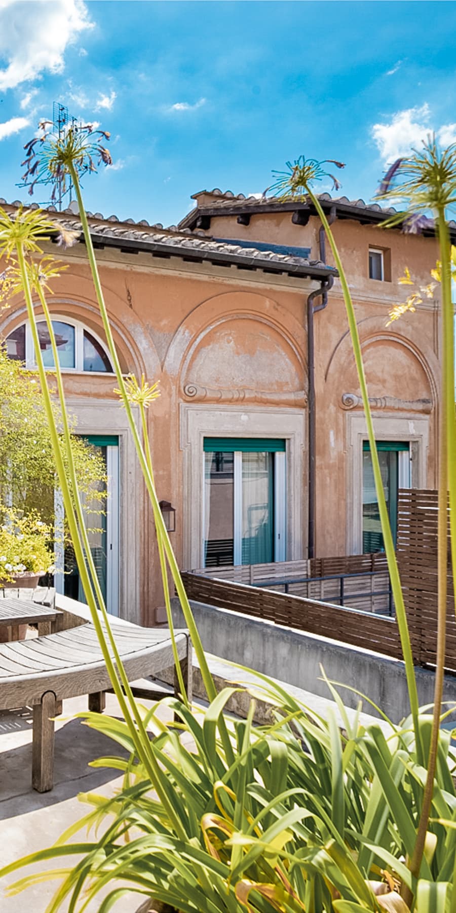 Penthouse with Panoramic Terrace in Trastevere, Rome