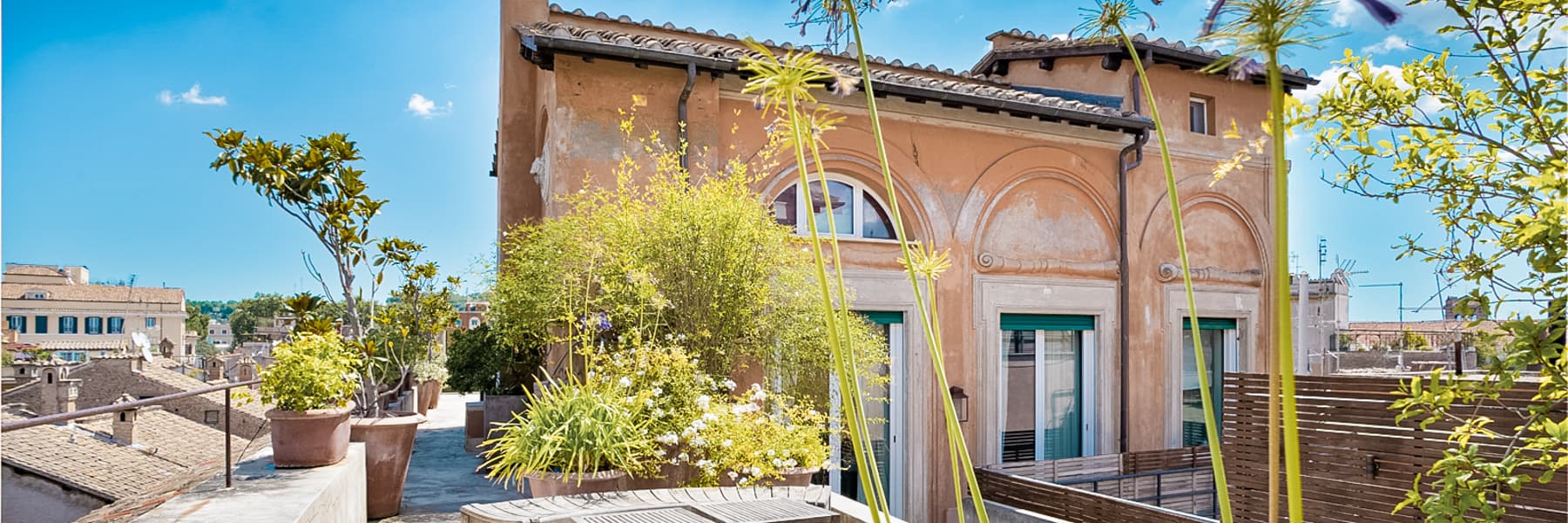 Penthouse with Panoramic Terrace in Trastevere, Rome