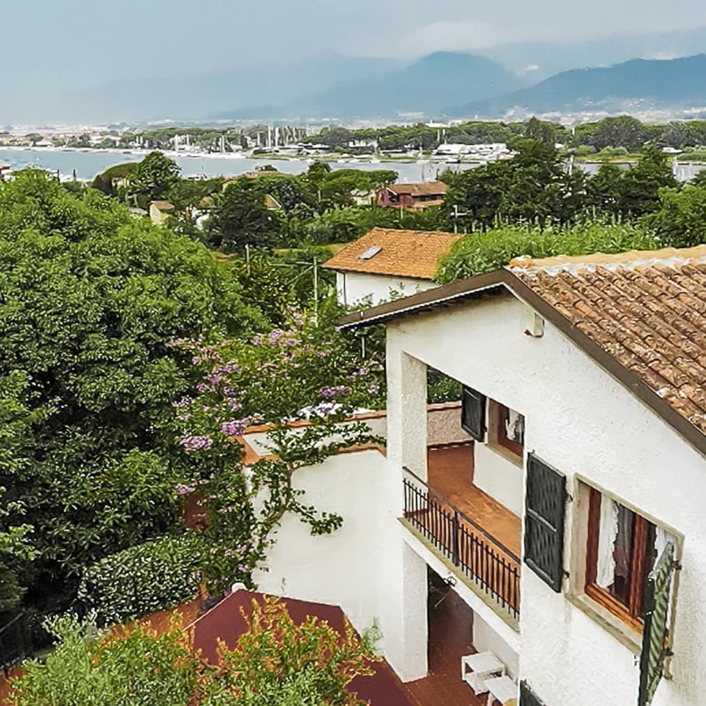 Villa esclusiva con piscina ad Ameglia, tra natura e relax