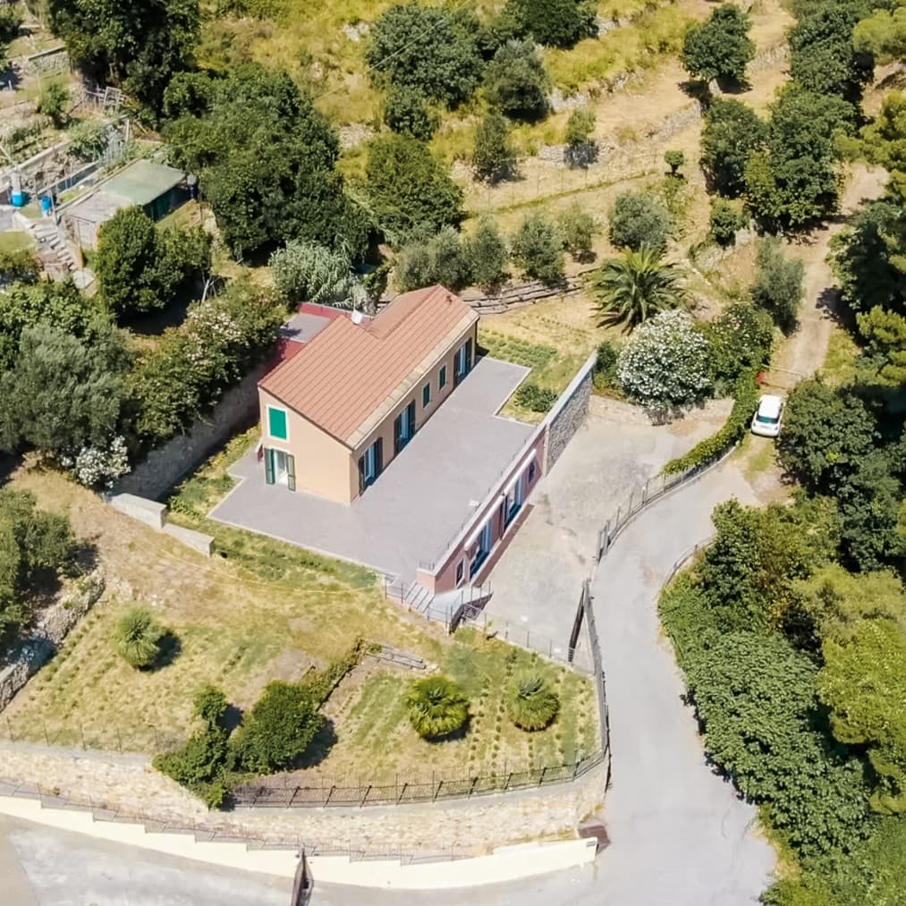 Villa elegante a Spotorno, ampi spazi e giardino privato