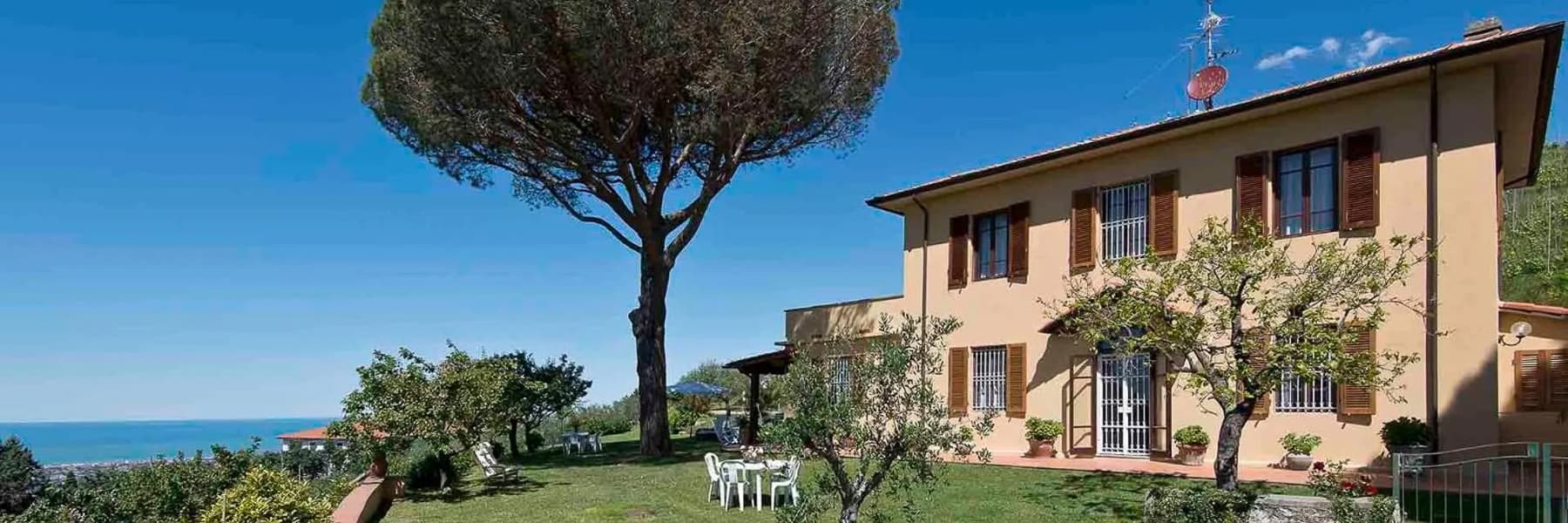 Villa panoramica sulle colline di Massarosa, Toscana