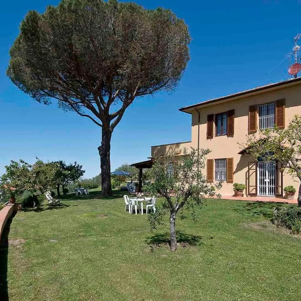 Villa panoramica sulle colline di Massarosa, Toscana