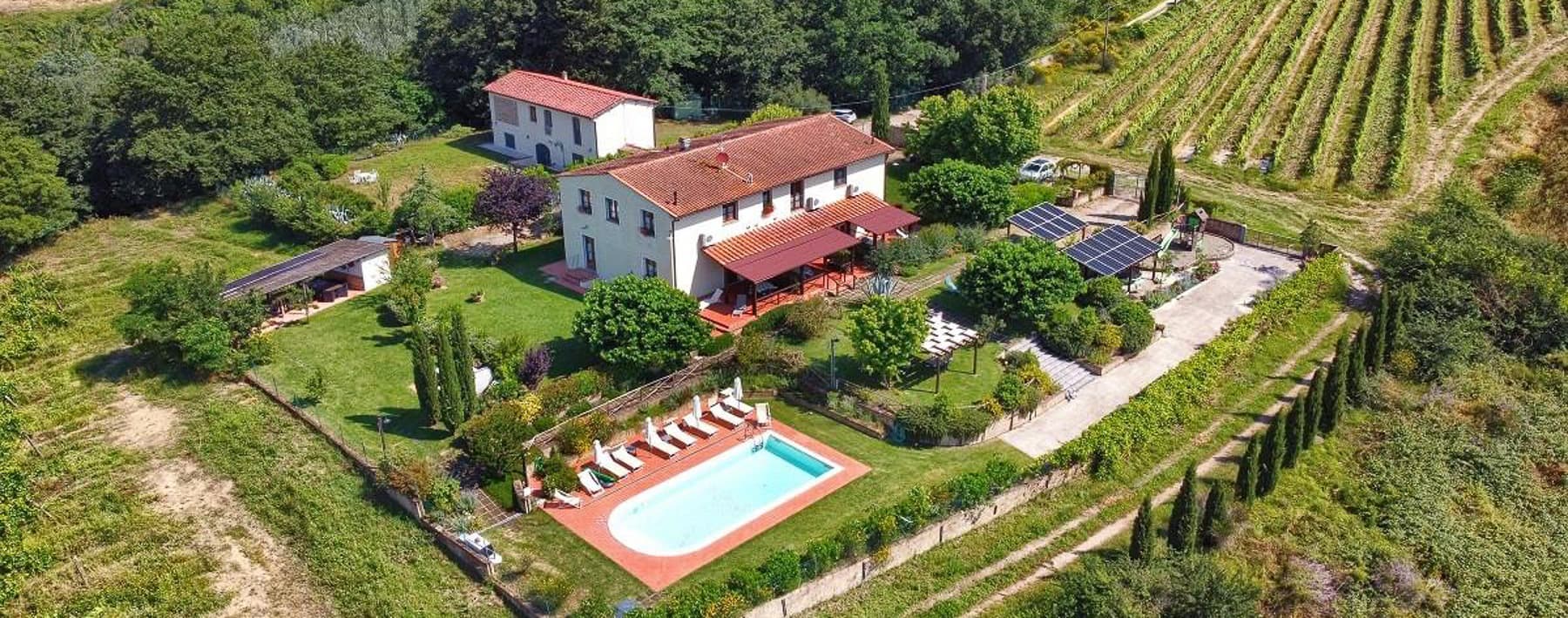 Casale con piscina panoramica nella campagna toscana