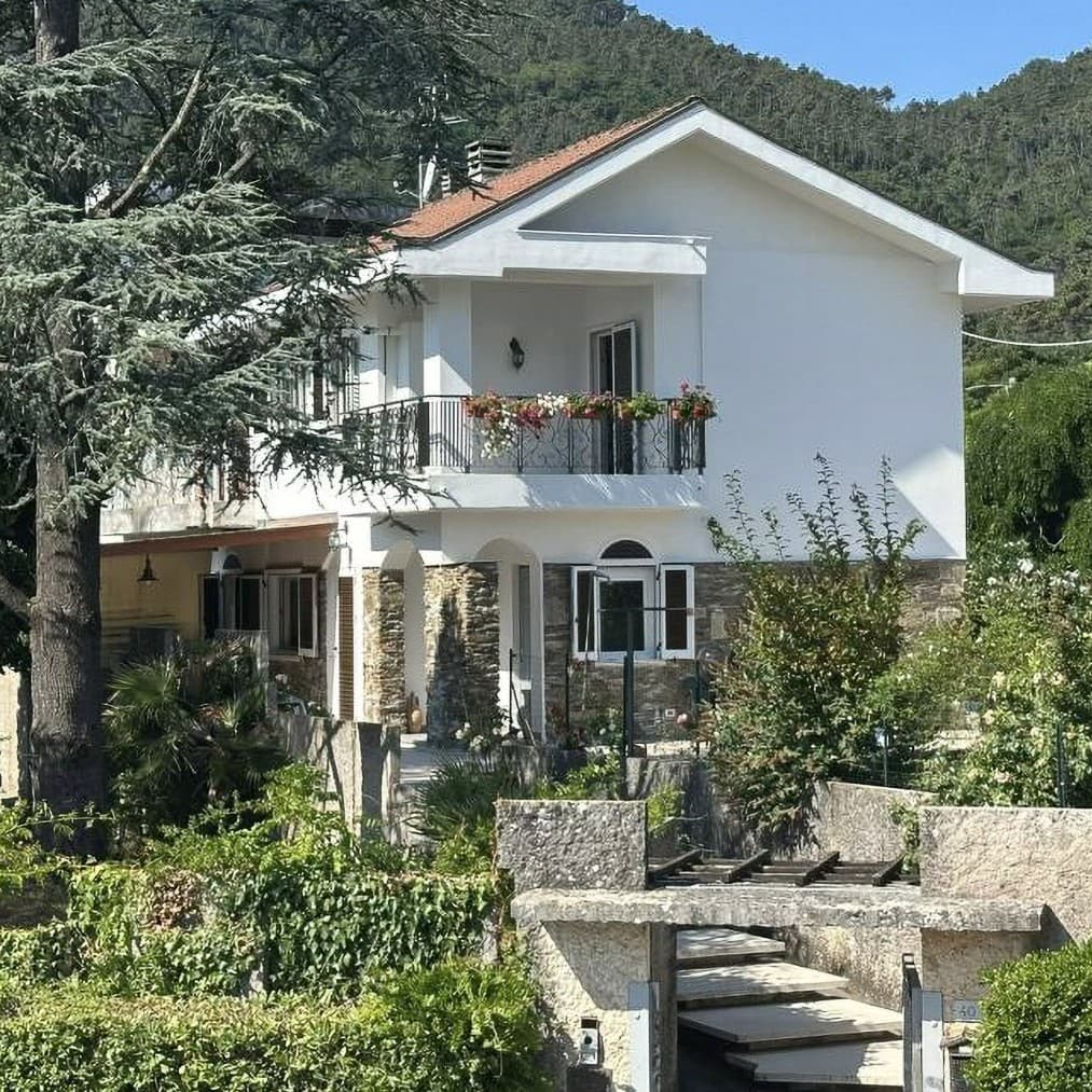 Villa panoramica con giardino ad Ameglia