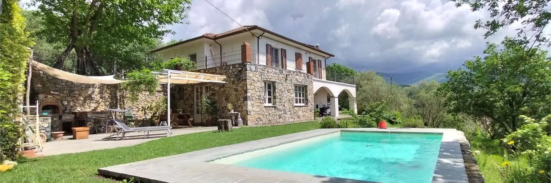 Villa con Vista Mare e Piscina a Sarzana