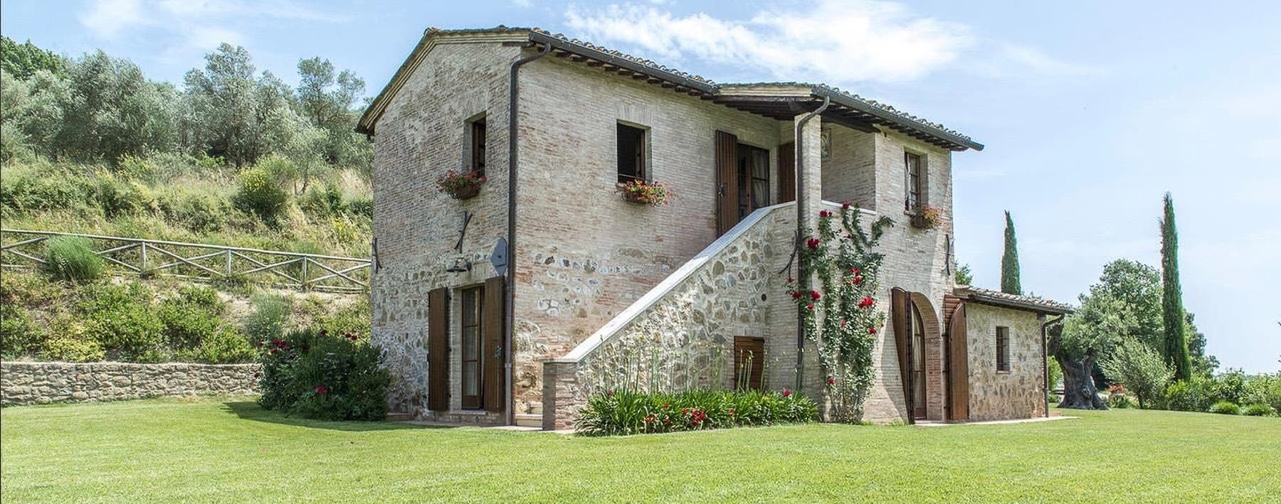 Casale con piscina nella campagna toscana di Montepulciano