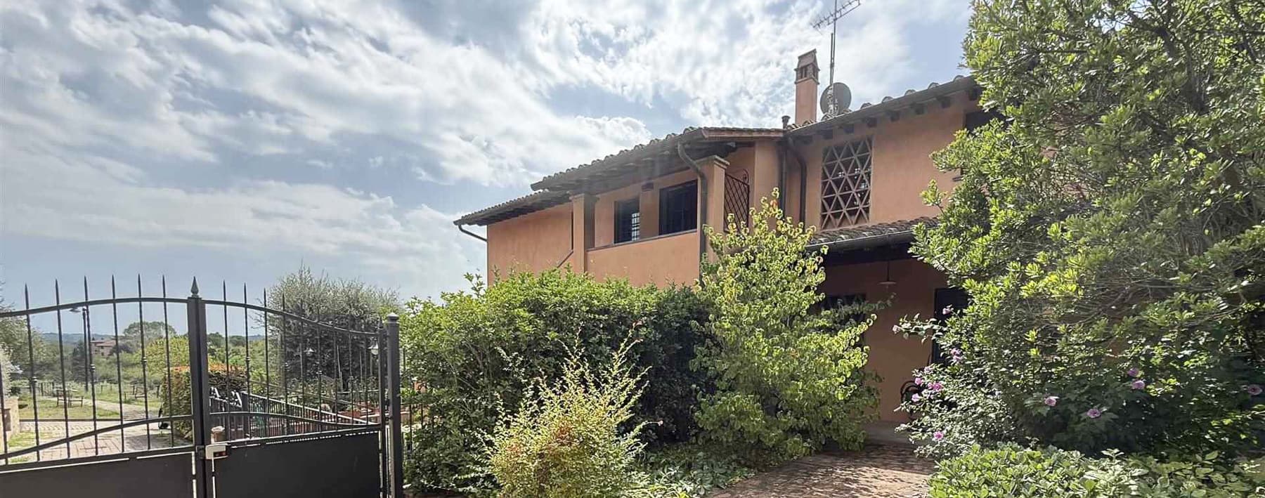 Villa immersa nelle colline di San Miniato, Toscana