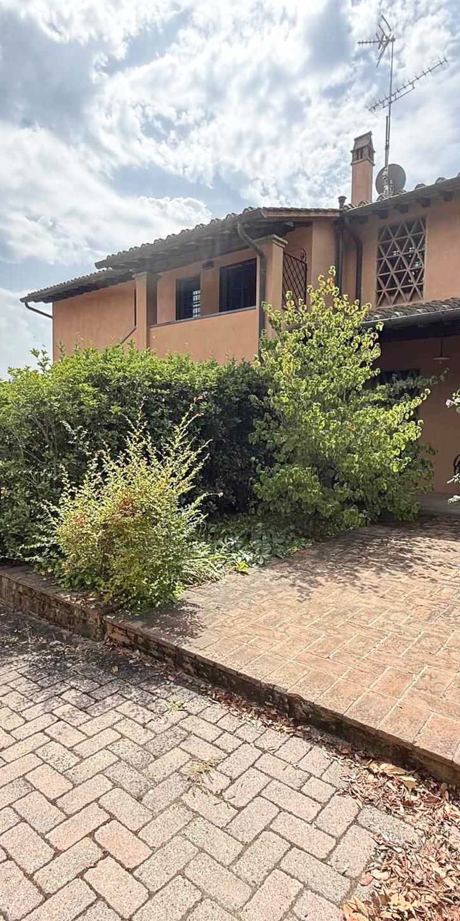 Villa immersa nelle colline di San Miniato, Toscana